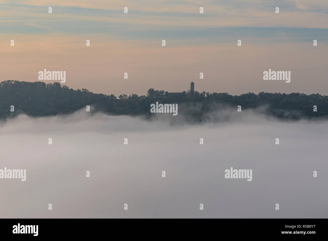 Sonnenaufgang auf dem Jenzig, Nebel, Jena, Thüringen, Deutschland Stockfoto