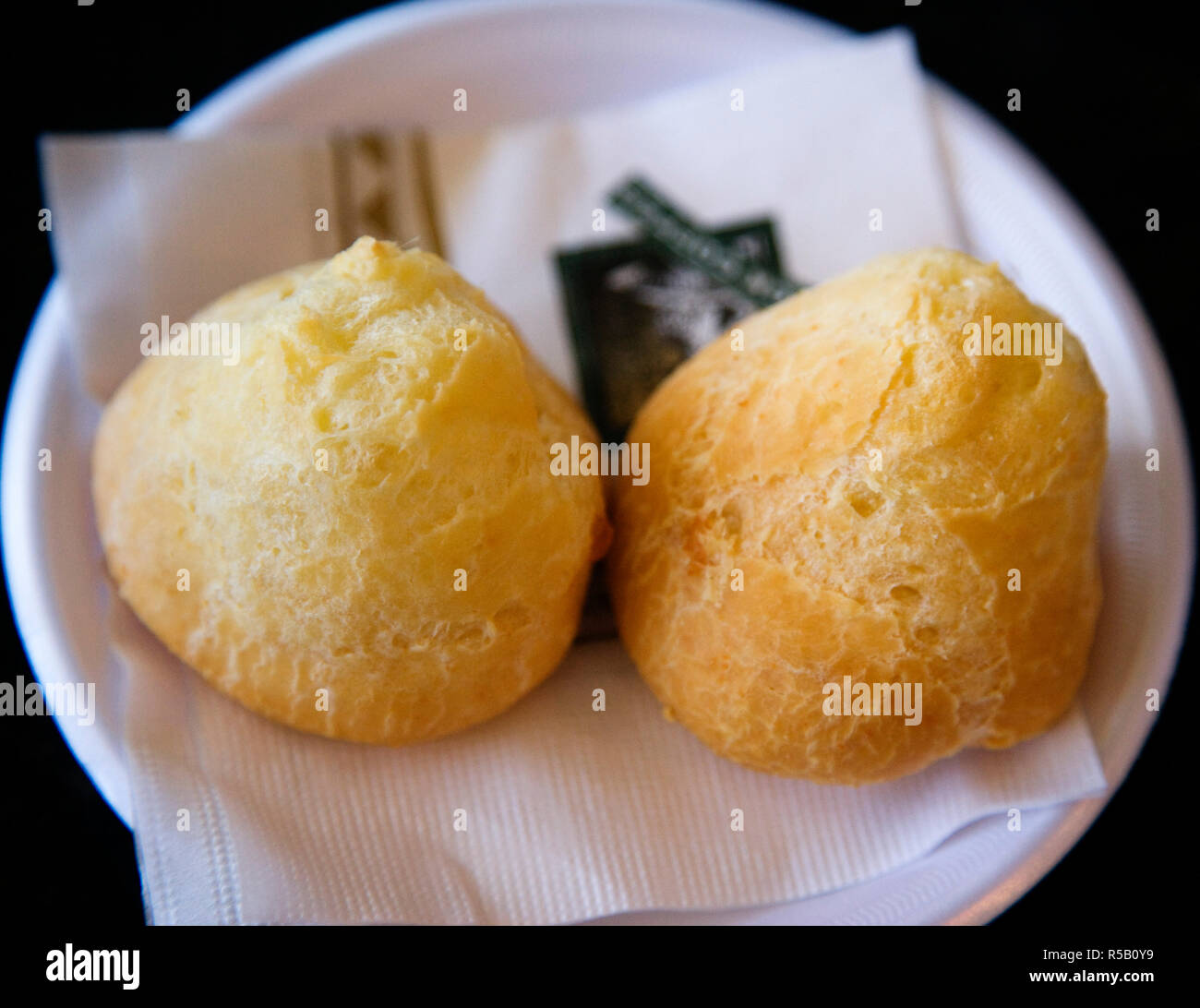 Brasilien. Traditionelle Speisen. 2 leckeren Käse Brötchen, Pao De Queijo. Stockfoto