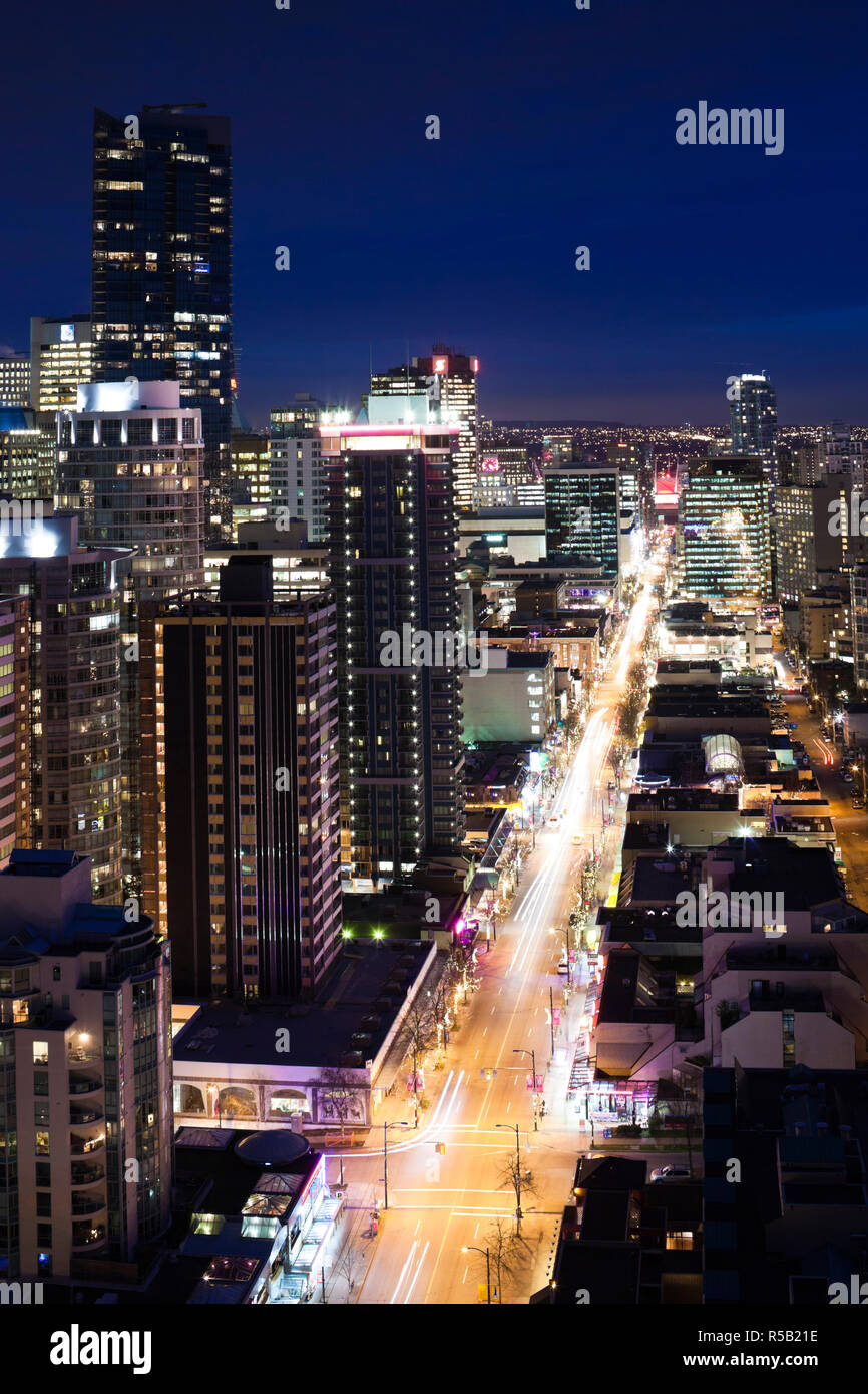 Kanada, British Columbia, Vancouver, erhöhten Blick West End Gebäuden entlang der Robson Street, am Abend Stockfoto