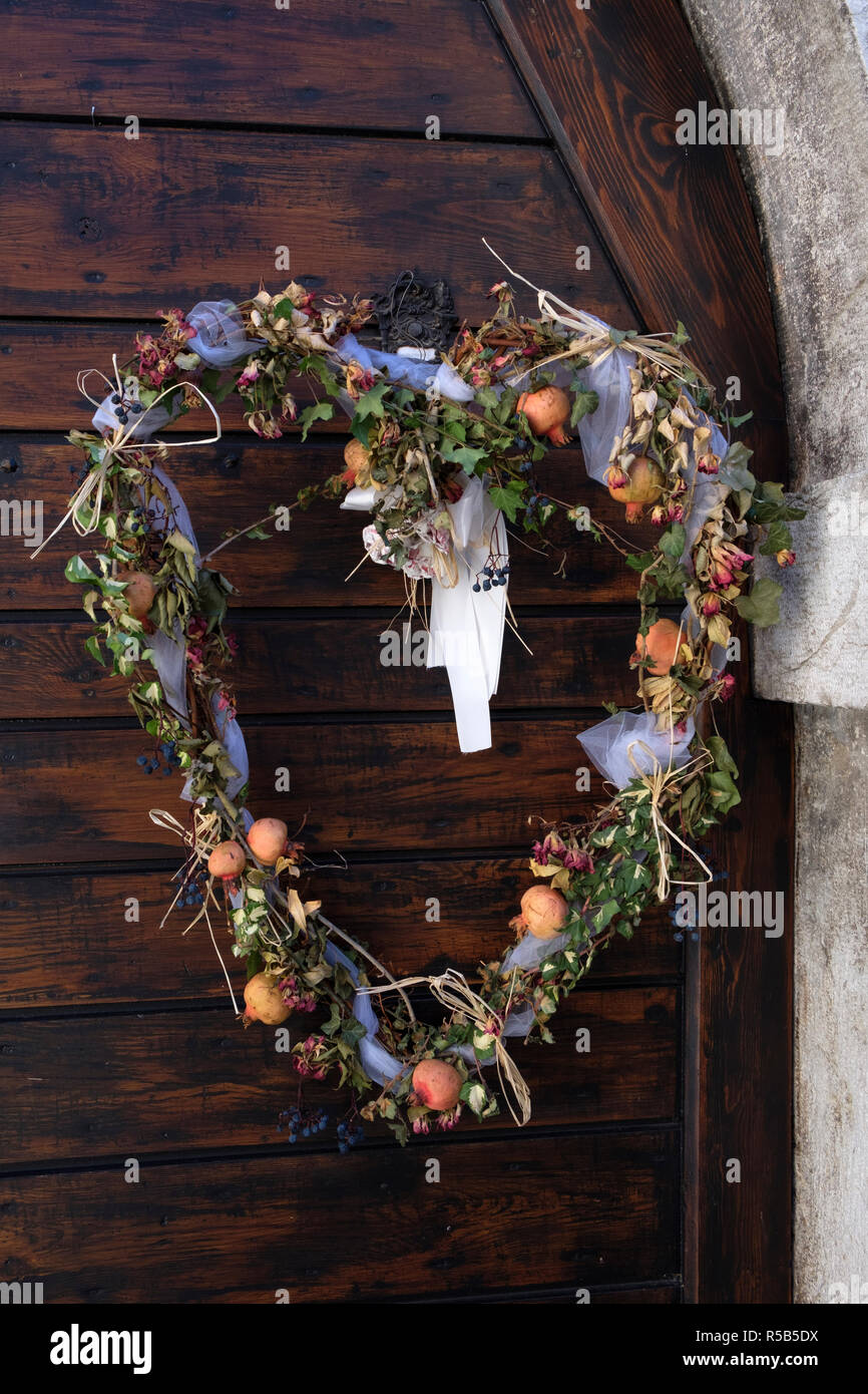 Blumenkranz in Herzform, Canale di Tenno, Gardasee, Trient Provinz Trentino, Italien Stockfoto