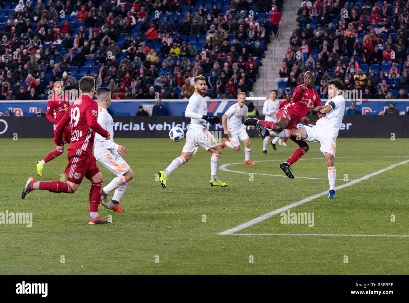 Harrison, NJ - 29. November 2018: Michael Parkhurst (3) Atlanta United & Bradley Wright-Phillips (99) Red Bulls Kampf für die Kugel während 2 Bein MLS Cup Eastern Conference Finale bei Red Bull Arena United gewann 3 - 1 auf agregate Stockfoto