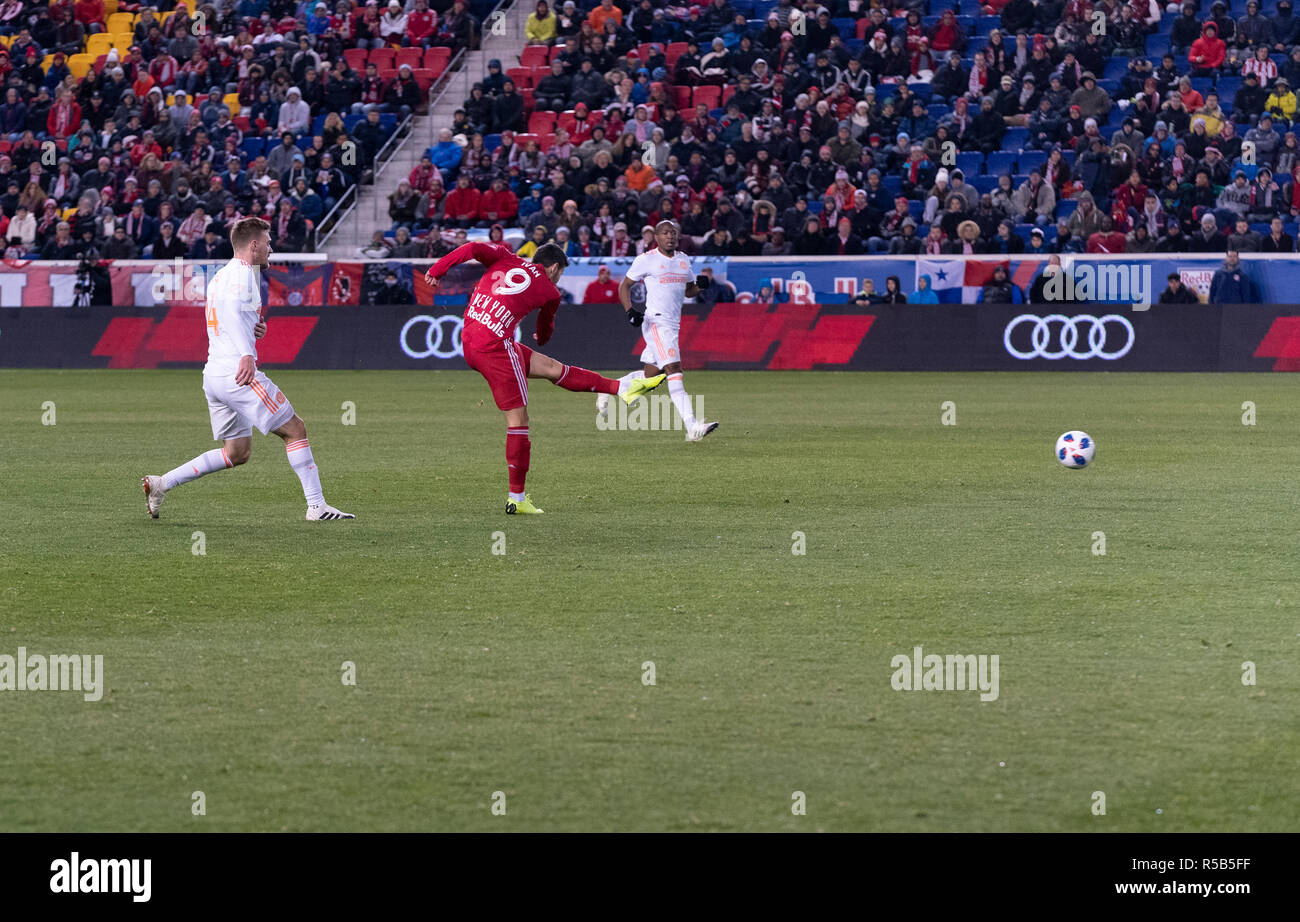 Harrison, NJ - 29. November 2018: Andreas Ivan (9) der Red Bulls schießt auf Ziel 2. Bein MLS Cup Eastern Conference Finale gegen Atlanta Vereinigten bei Red Bull Arena United gewann 3 - 1 auf agregate Stockfoto