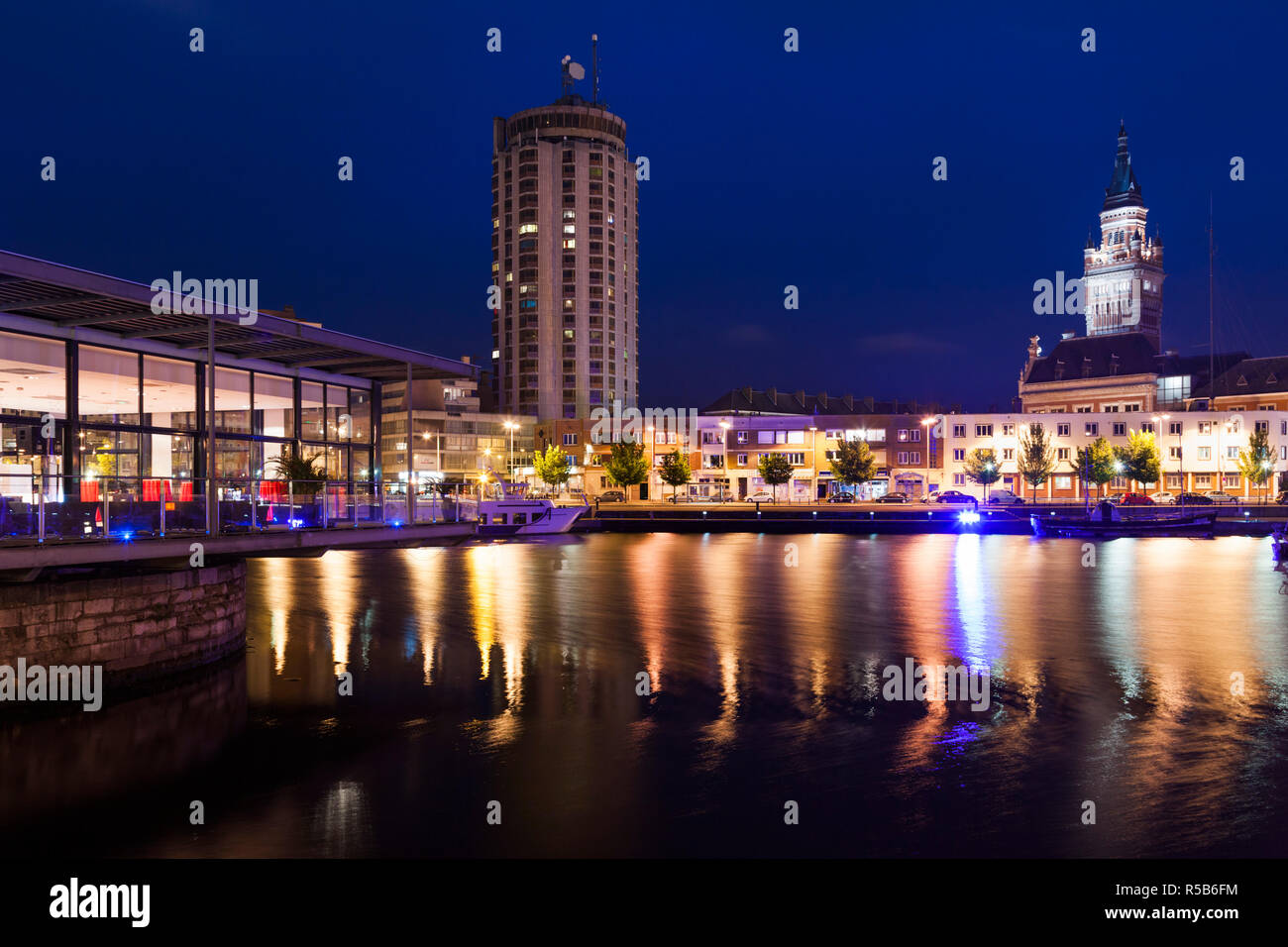 Frankreich, Region Nord-Pas-de-Calais, französische Flandern, Dunkerque, Blick auf die Stadt vom Bassin du Commerce marina Stockfoto