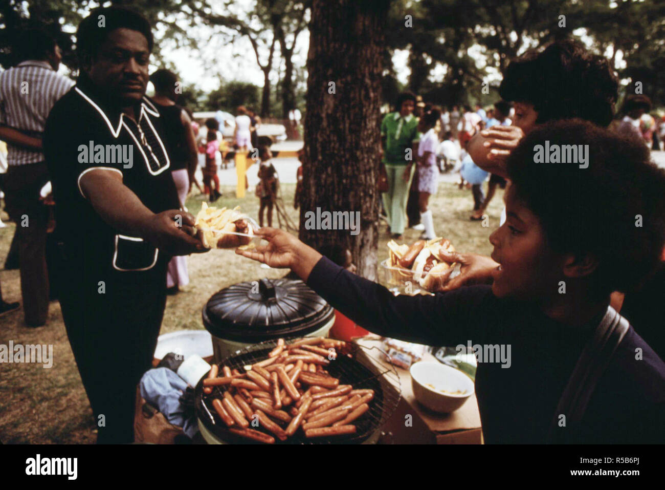 Washington Park Chicago der Südseite, wo viele schwarze Familien genießen, Picknicken im Sommer 07/1973 Stockfoto