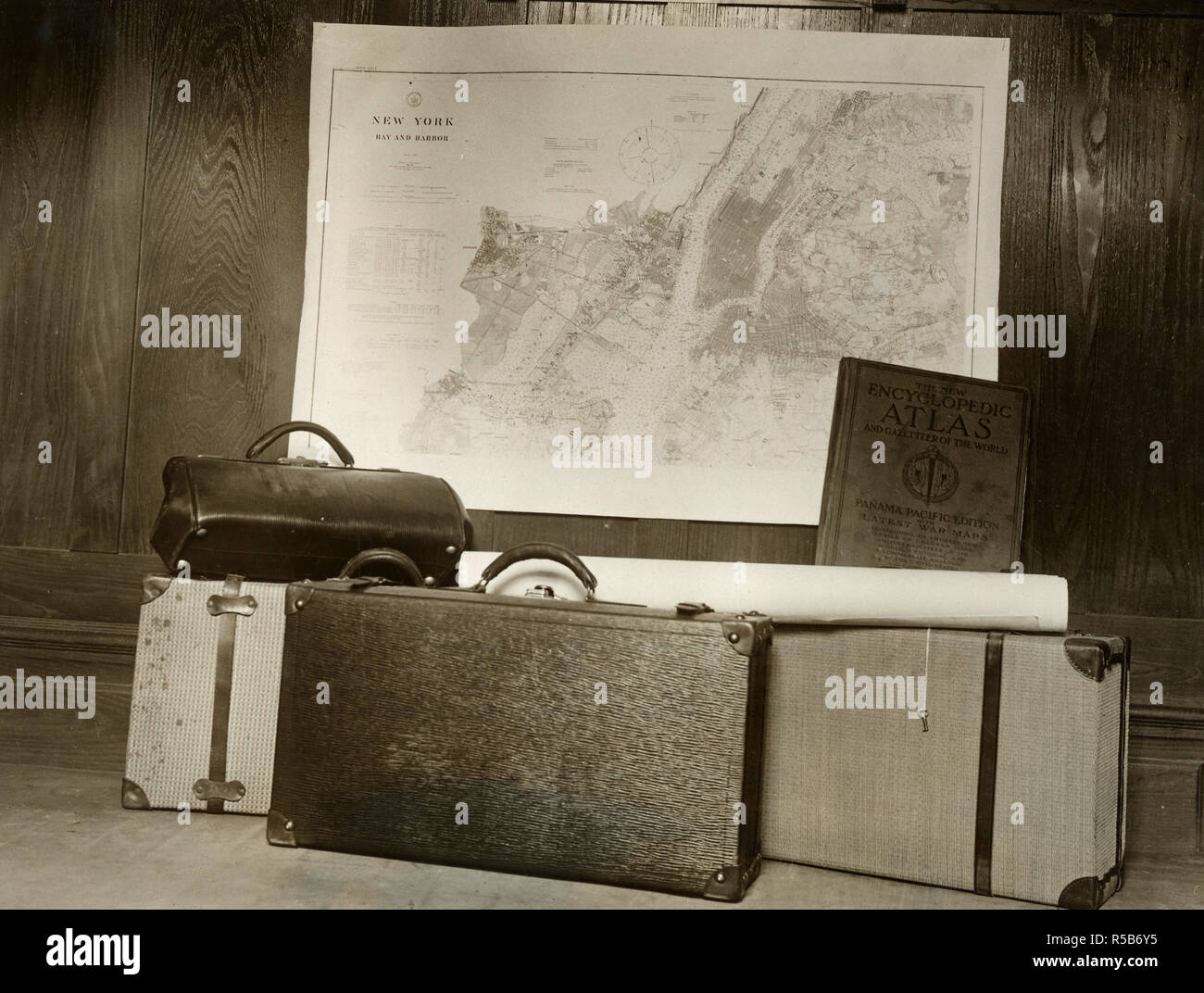 Koffer aus dem Zimmer von Robert Fay und sein Schwager Walter L. Scholz, die angebliche Spion und Verschwörer, die mit Sprengstoff gefüllt waren besetzt. Us-Umfrage Karten und Atlas. 1918-1919 Stockfoto