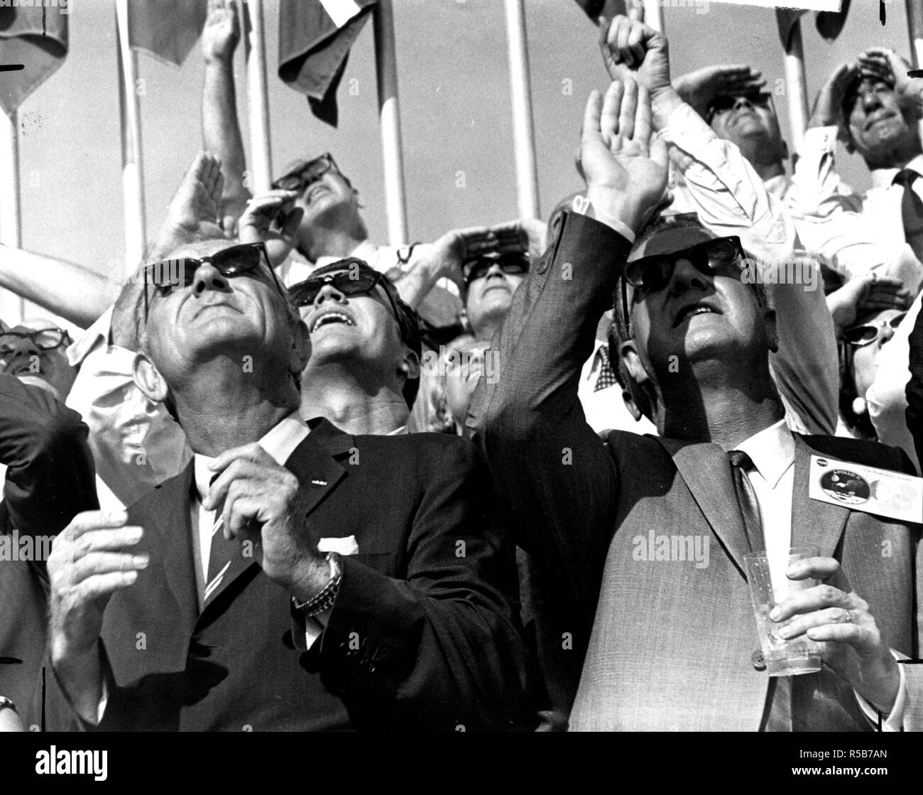 Inmitten einer Masse von anderen Zuschauern, US-Vizepräsident Spiro T. Agnew (rechts) und der ehemalige US-Präsident Lyndon B. Johnson watch die Saturn V Fahrzeug brüllen himmelan die Apollo 11 bemannte Raumfahrzeuge in den weiten Regionen des Weltraums. Stockfoto