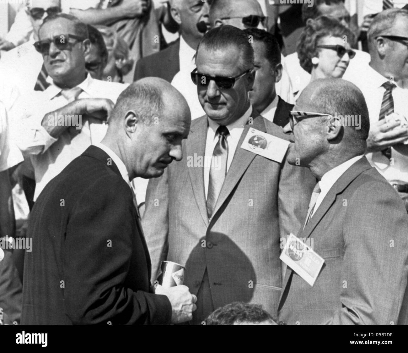 Apollo 10 Commander, Thomas P. Stafford (links) und zum Kennedy Space Center (KSC) Stellvertretender Direktor Albert Siepert (rechts) im Gespräch mit US-Vizepräsident Spiro Agnew T. ein paar Minuten vor dem Start von Apollo 11. Stockfoto