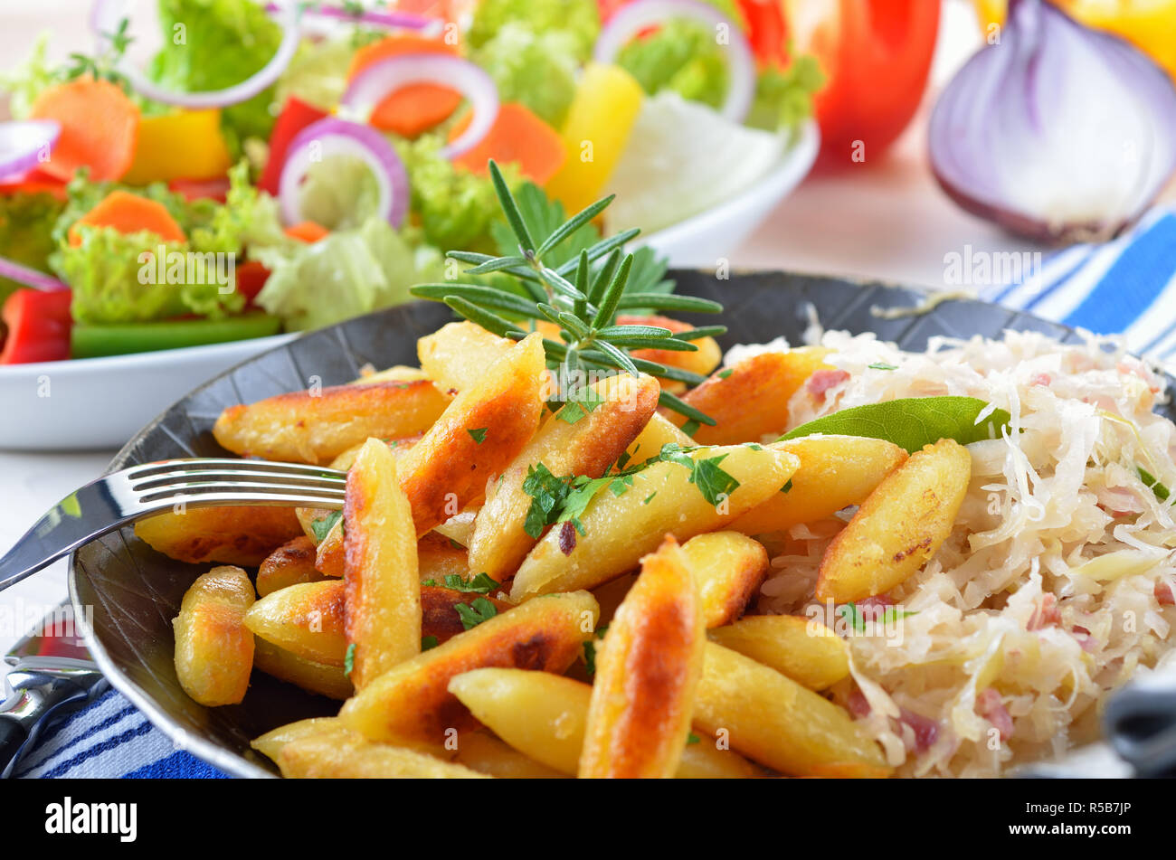 Bayerische Und Schwabische Gericht Frittierte Kartoffeln Nudeln Mit Sauerkraut Stockfotografie Alamy