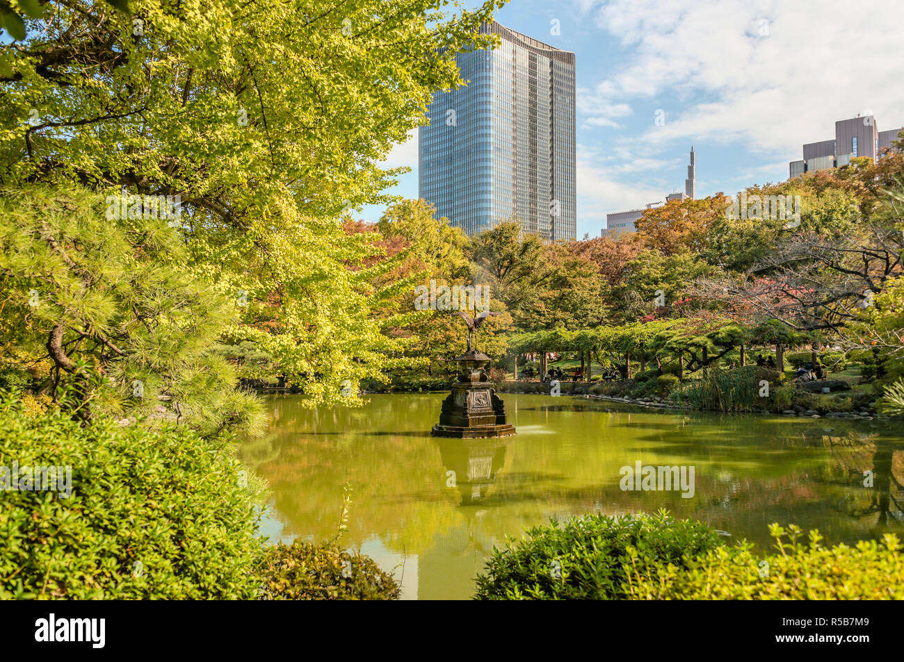 Shinkei Teich im Hibiya Park (Hibiyakoen) in Chiyoda-ku im Herbst, Tokio, Japan Stockfoto