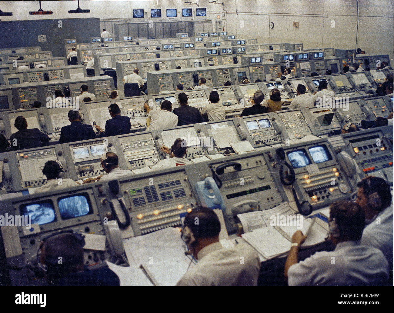 Dieses Foto zeigt eine besetzt Launch Control Center am Kennedy Space Center während der Apollo 8 Mission starten. Stockfoto