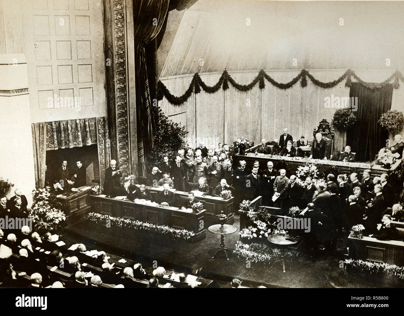 Deutsche Republik - Nationalversammlung in Weimar. Dr. Edward David kündigt seine Rede nach seiner Wahl zum Präsidenten der Deutschen konstituierenden Regierung durch Abstimmung von 274 zu 250 Ca. März 1919 Stockfoto