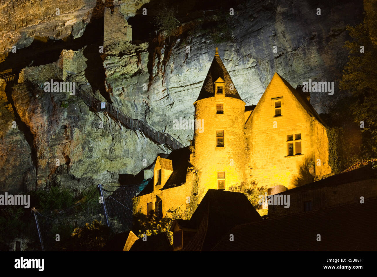 Frankreich, Aquitanien, Dordogne, La Roque Gageac, Stadt am Fluss Dordogne, cliffside Gebäude Stockfoto