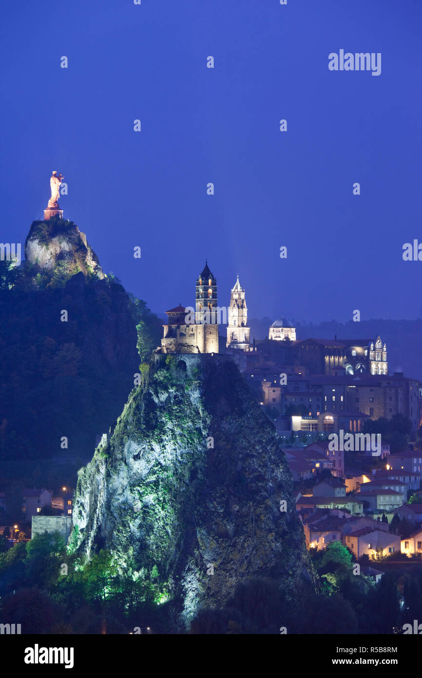 Frankreich, Auvergne, Haute-Loire, Le Puy-en-Velay, Blick auf Rocher Corneille, St-Michel d'Aiguilhe und die Kathedrale Notre-Dame Stockfoto