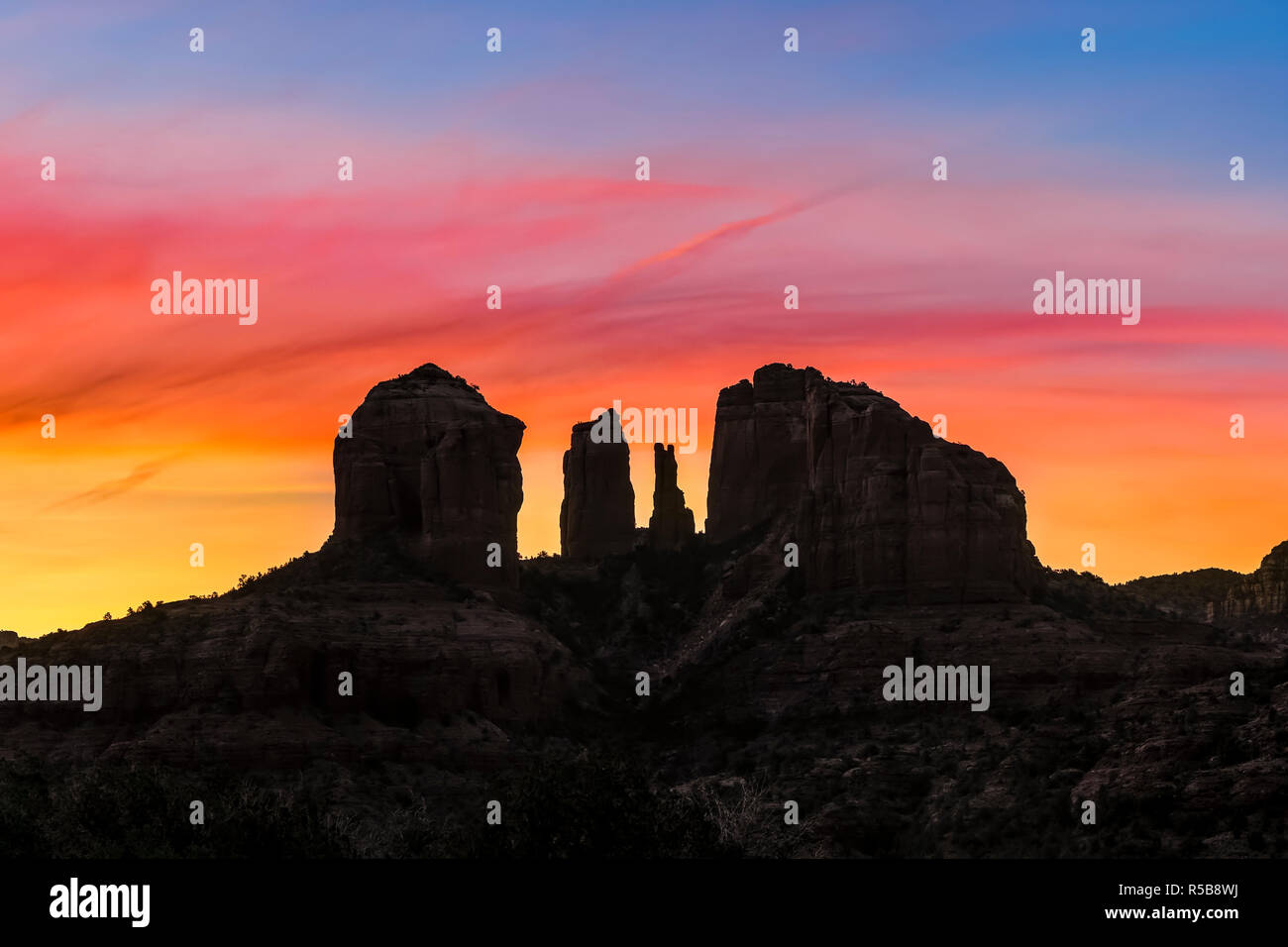 Cathedral Rock, Sedona, Arizona ikonischen Felsformationen, wird von einem dramatischen und Bunte sunrise Himmel. Stockfoto