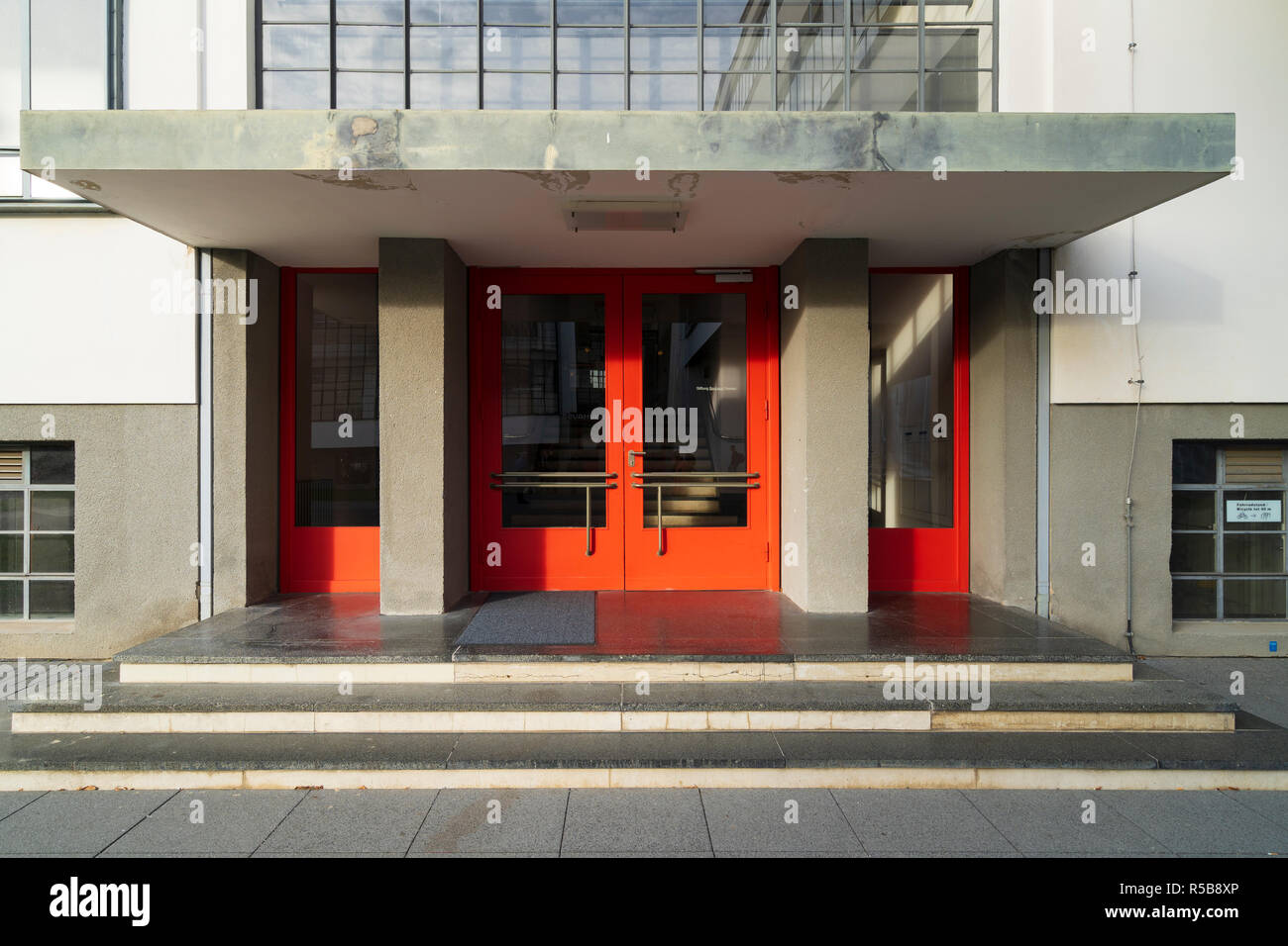 Bauhaus Architektur am Eingang an der Schule für Gestaltung in Dessau, Deutschland Stockfoto