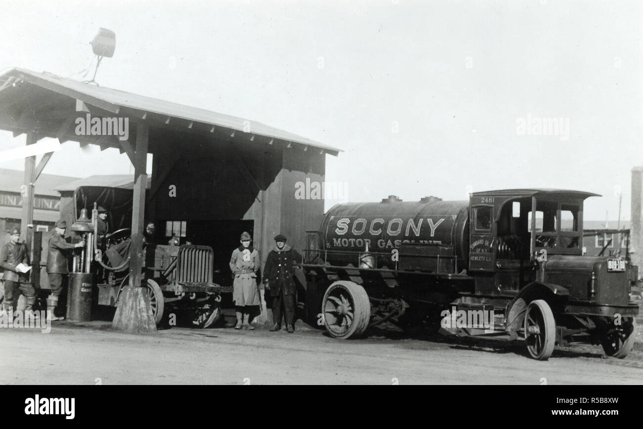 Branchen des Krieges - Benzin - SOCONY AUTO Kesselwagen mit Benzin zu unterirdischen Tanks an der Armee Cantonment, Camp Mühlen, Long Island Ca. 1915-1920 Stockfoto