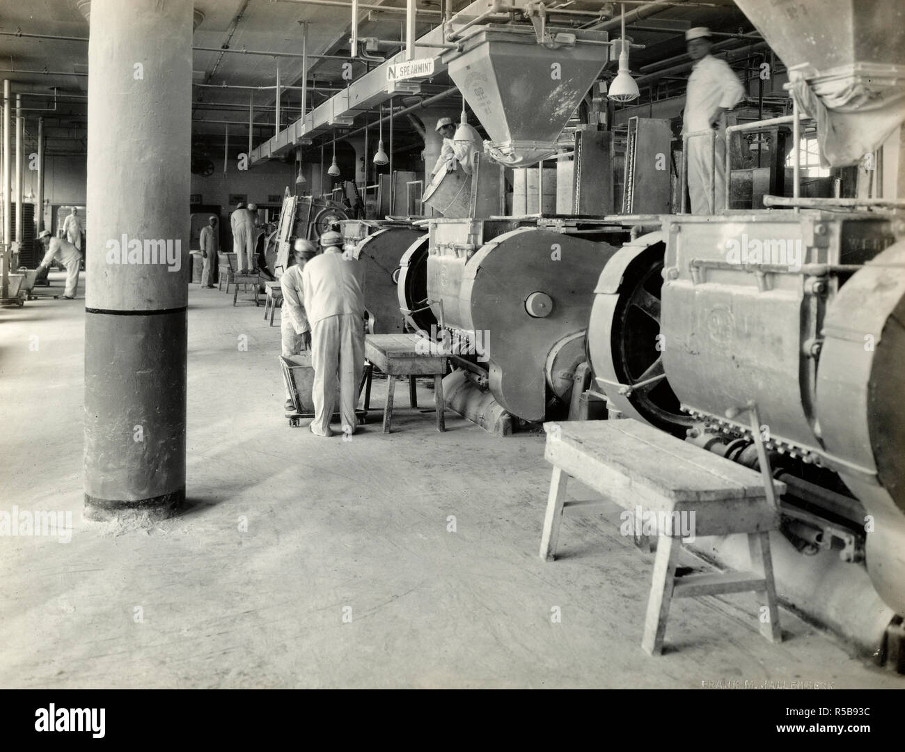 Branchen des Krieges - Kaugummi - WRIGLEY FACTORY Gummi mischen Wasserkocher Ca. 1917-1918 Stockfoto