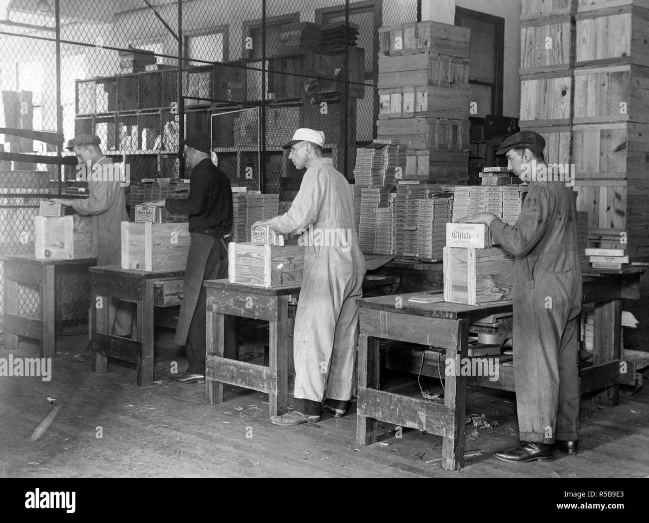 Die Verpackung und Versand ist einer der größten Hersteller von Kaugummi. Der Quartiermeister der Armee hat Aufträge für Millionen Pakete von Gum für die Menschen in Übersee Stockfoto