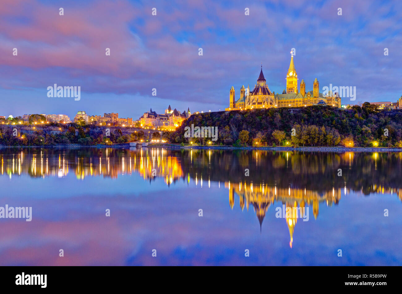 Kanada, Ontario, Ottawa, kanadische Parlament in Ottawa River Stockfoto