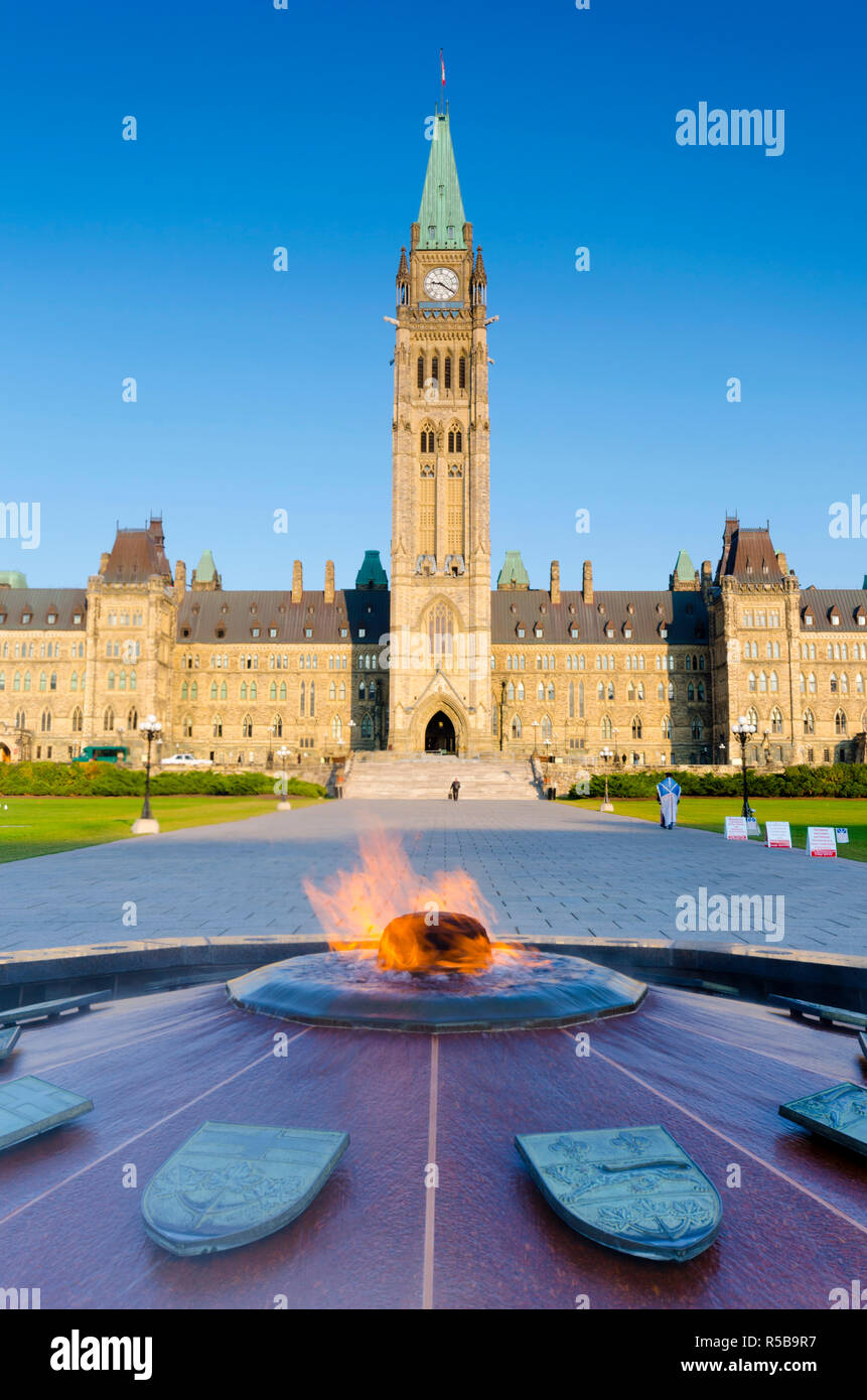 Kanada, Ontario, Ottawa, kanadischen Parlament, Center Block, Peace Tower und der Centennial Flame (La Flamme du Centenaire) Stockfoto