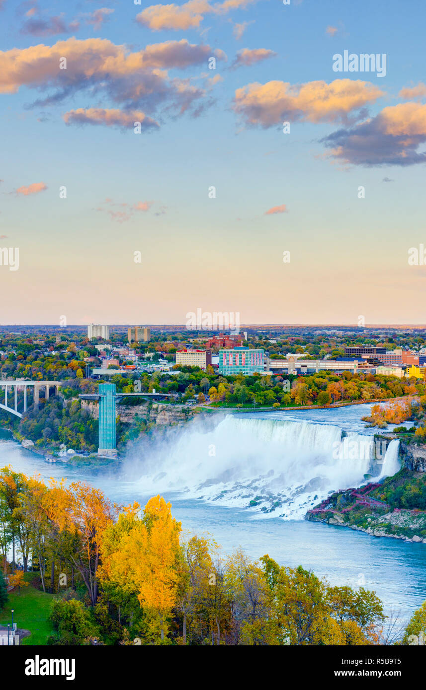 Kanada, Ontario und USA, Bundesstaat New York, Niagara Falls, American Falls und Bridal Veil Falls Stockfoto