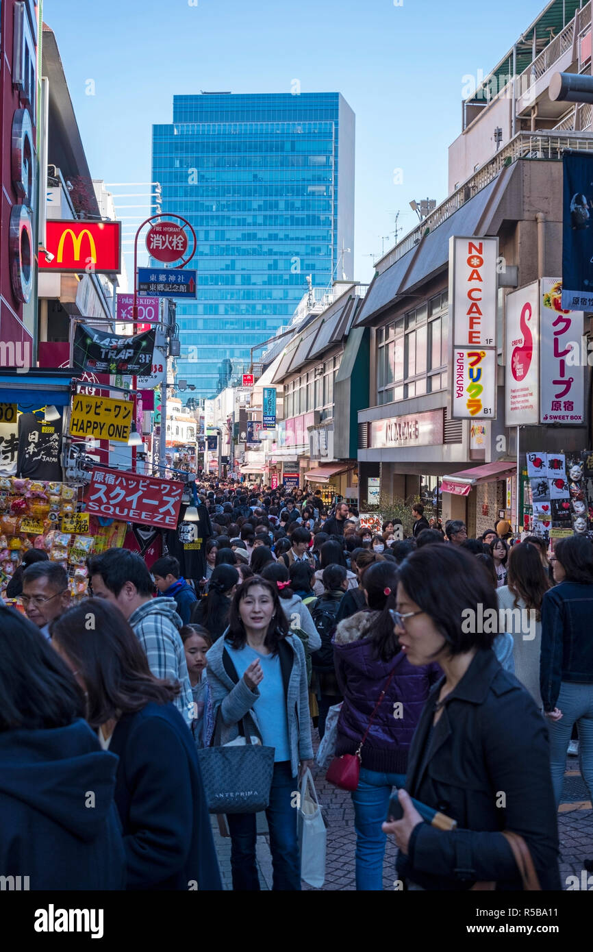 Menschenmassen durch Takeshita Dori Straße in Harajuku, Tokio, auf einen Feiertag. 23. November 2018, Tokio, Japan. Stockfoto