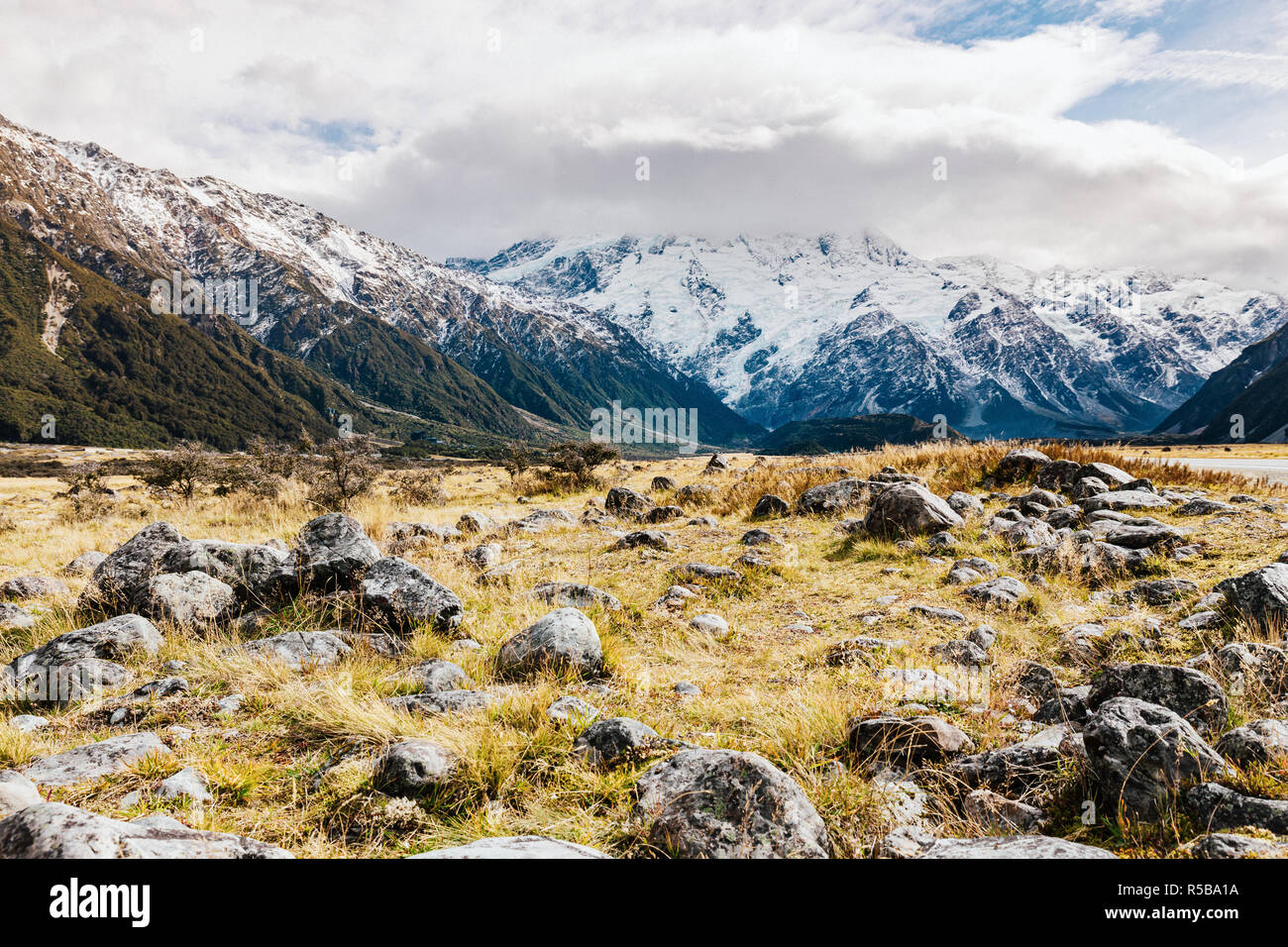 Fahren auf öffentlichen Straßen in den grünen Bergen von Neuseeland Blick aus dem Fenster. Malerische Gipfel und Grate. Schönen Hintergrund der fantastischen Natur. Stockfoto
