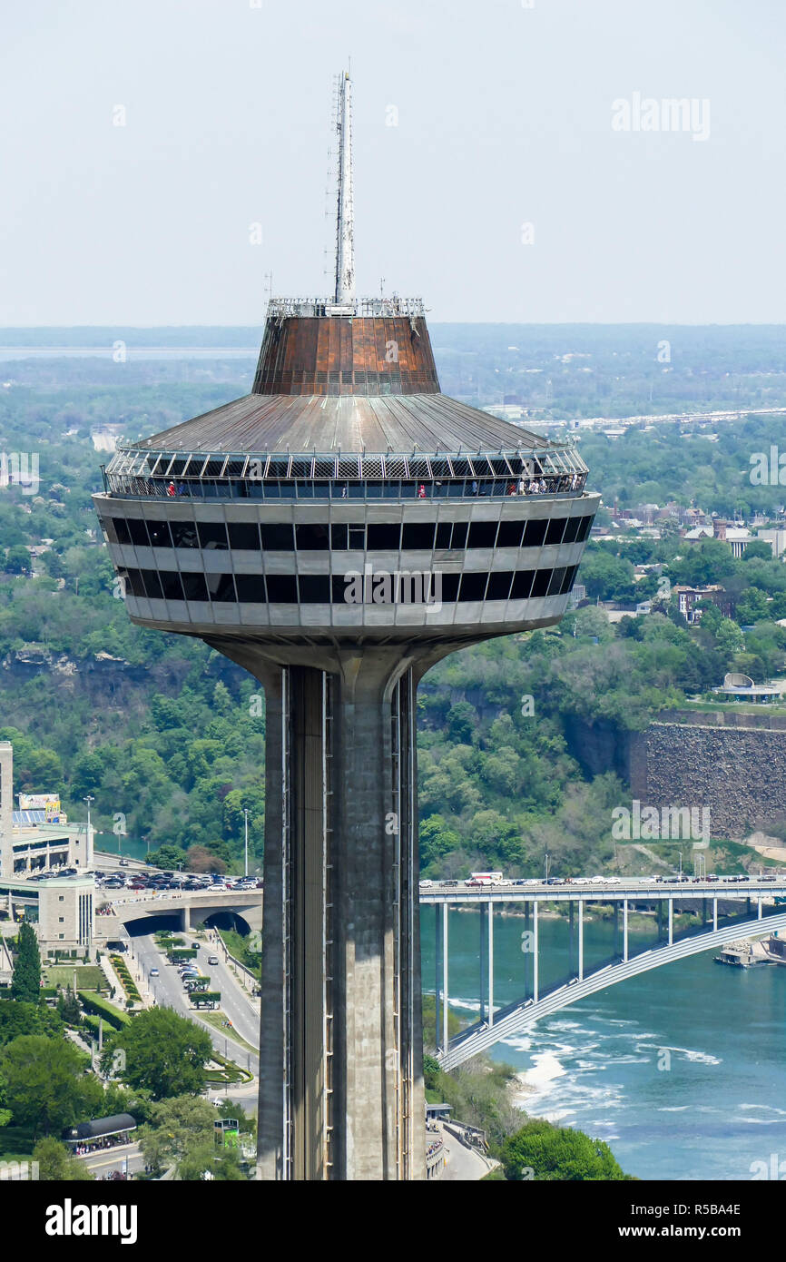 NIAGARA FALLS - 28. Mai: Skylon Tower in die Niagara Fälle von der kanadischen Seite der Niagara Fälle am 28. Mai 2016 in Niagara Falls, Kanada. Stockfoto
