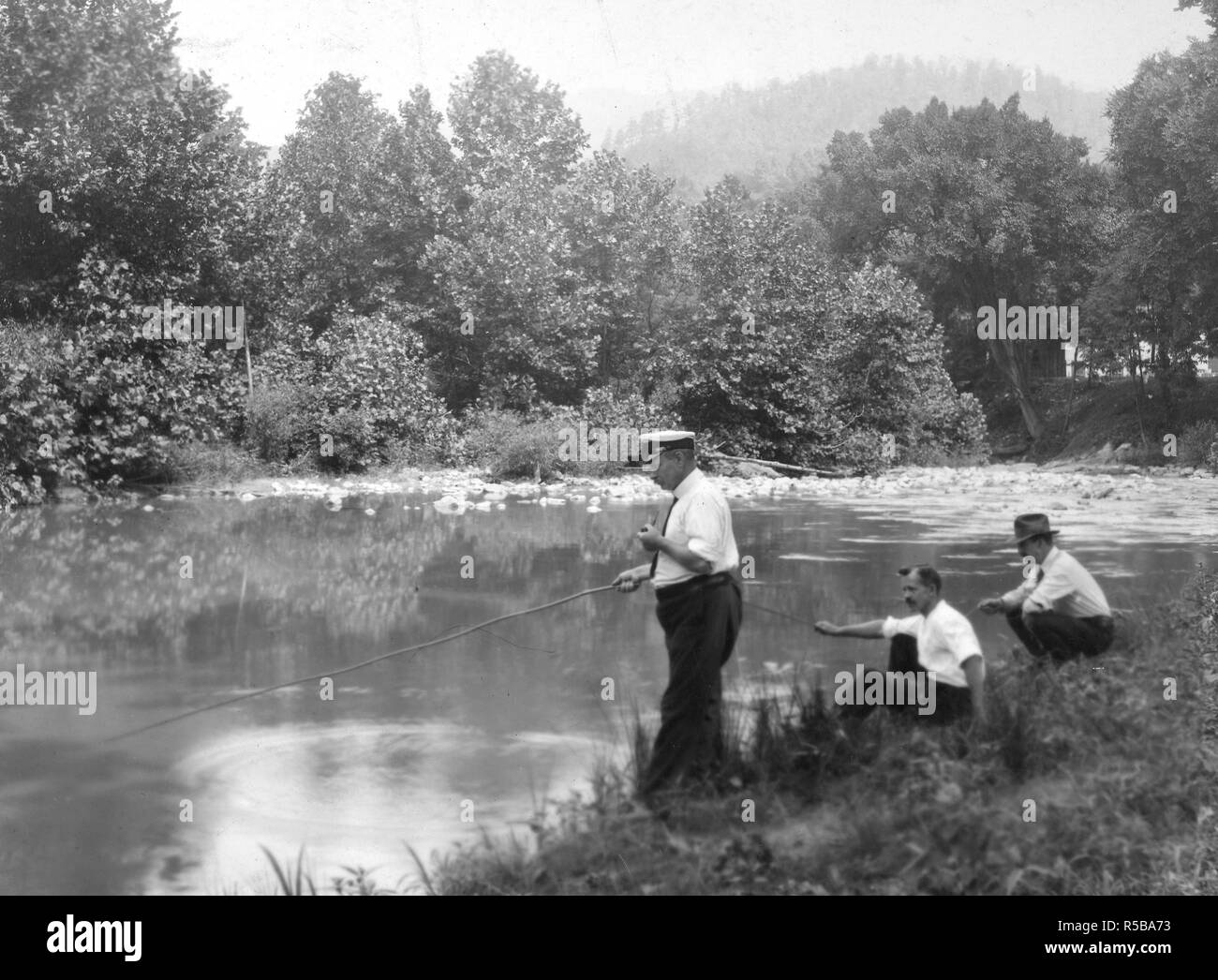 Internierungslager für Deutsche. Hot Springs, North Carolina. Ein schöner Fluss bildet die westliche Grenze des Camps bieten die Deutschen Fischer eine Gelegenheit, ihr Glück zu versuchen Stockfoto