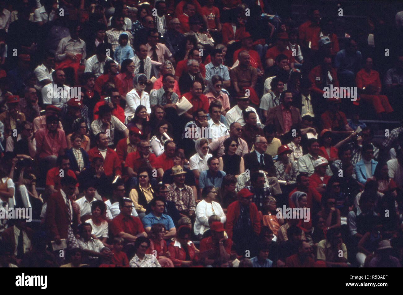 Die jährlichen Frühling Fußballspiel an der Universität von Nebraska ist ein Stadion - Verpackung Ereignis. Dies ist ein intra-wandbild Spiel und viele Fans tragen Rot zu Ehren des Teams, die "Big Red", Mai 1973 Stockfoto