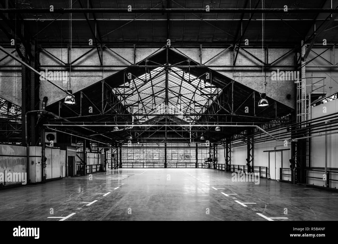 Besucher Blick in den alten Citroen kurz nach der Eröffnung der Kanal Centre Pompidou Stockfoto