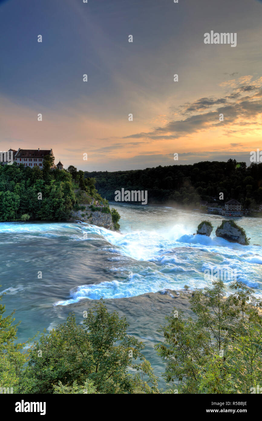 Schweiz, Schaffhausen, Rheinfall/Rheinfall (Europas größter) und Schloss Laufen Stockfoto