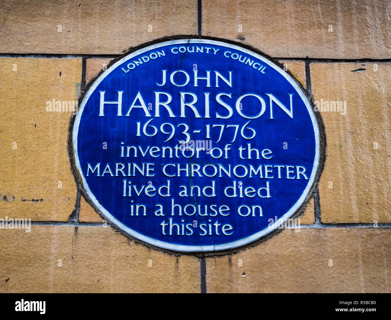 John Harrison Blue Plaque London - John Harrison erfand das Meereschronometer. Plaque an seinem Haus im Summit House, Red Lion Square, Holborn London Stockfoto