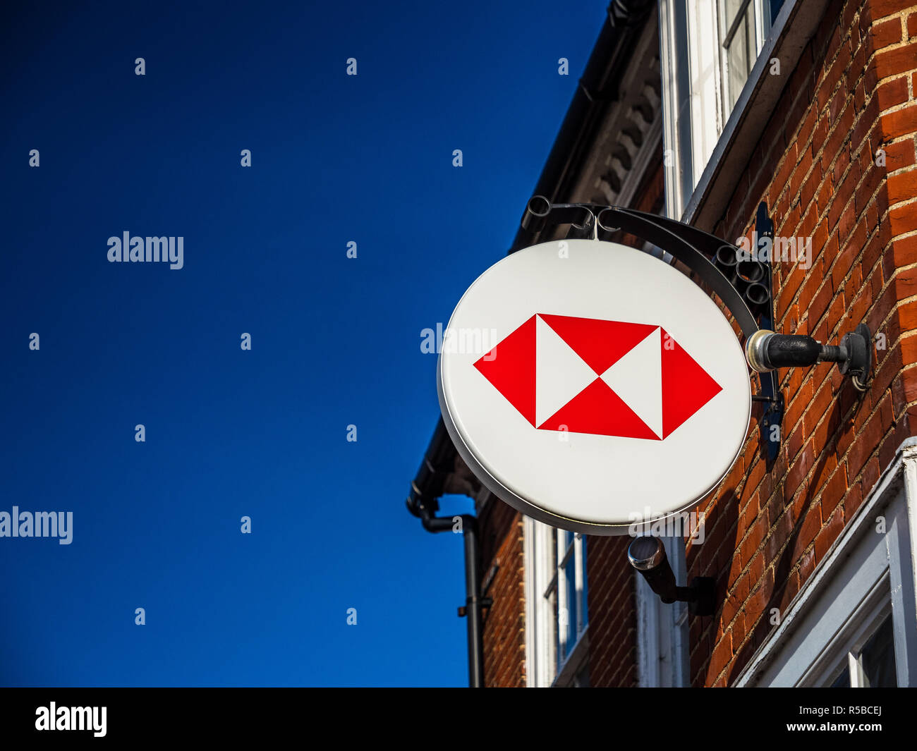 HSBC-Zeichen oder -Logo in einer HSBC-Bankfiliale Stockfoto