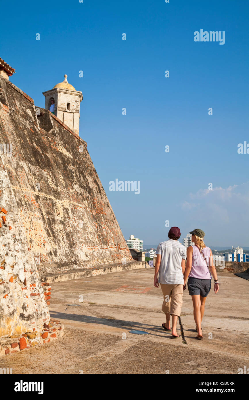 Kolumbien, Bolivar, Cartagena De Indias, Touristen gehen Hand in Hand rund um die Burg San Felipe - Castillo de San Felipe de Barajas Stockfoto