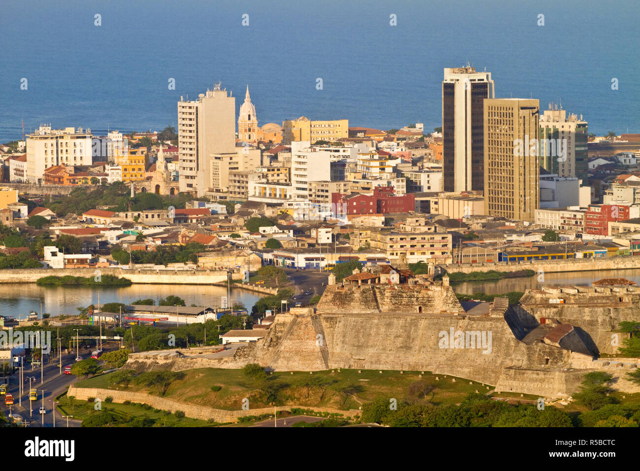 Kolumbien, Bolivar, Cartagena De Indias, Ansicht von Cartagena vom Kloster La Popa, Richtung Burg San Felipe - Castillo de San Felipe de Barajas suchen, und die alte Stadtmauer Stockfoto