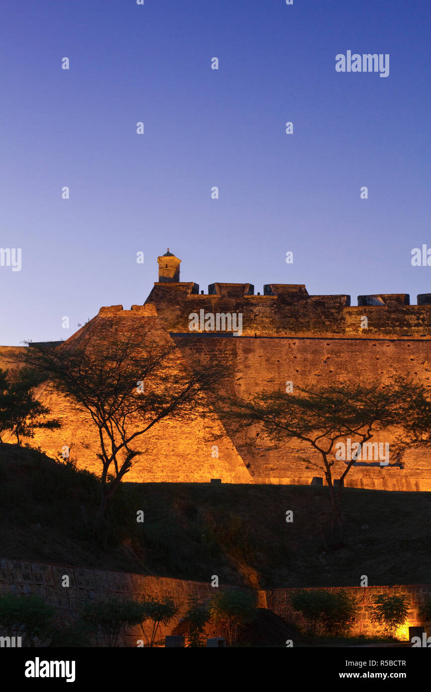 Kolumbien, Bolivar, Cartagena De Indias, die Burg San Felipe - Castillo de San Felipe de Barajas in der Nacht Stockfoto