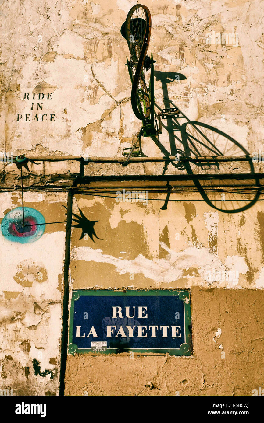 Eine etwas abstrakte Skulptur/Kreation auf der Rue Lafayette in Paris machte aus einem Fahrrad und einer Schablone lesen Fahrt in Frieden. Stockfoto