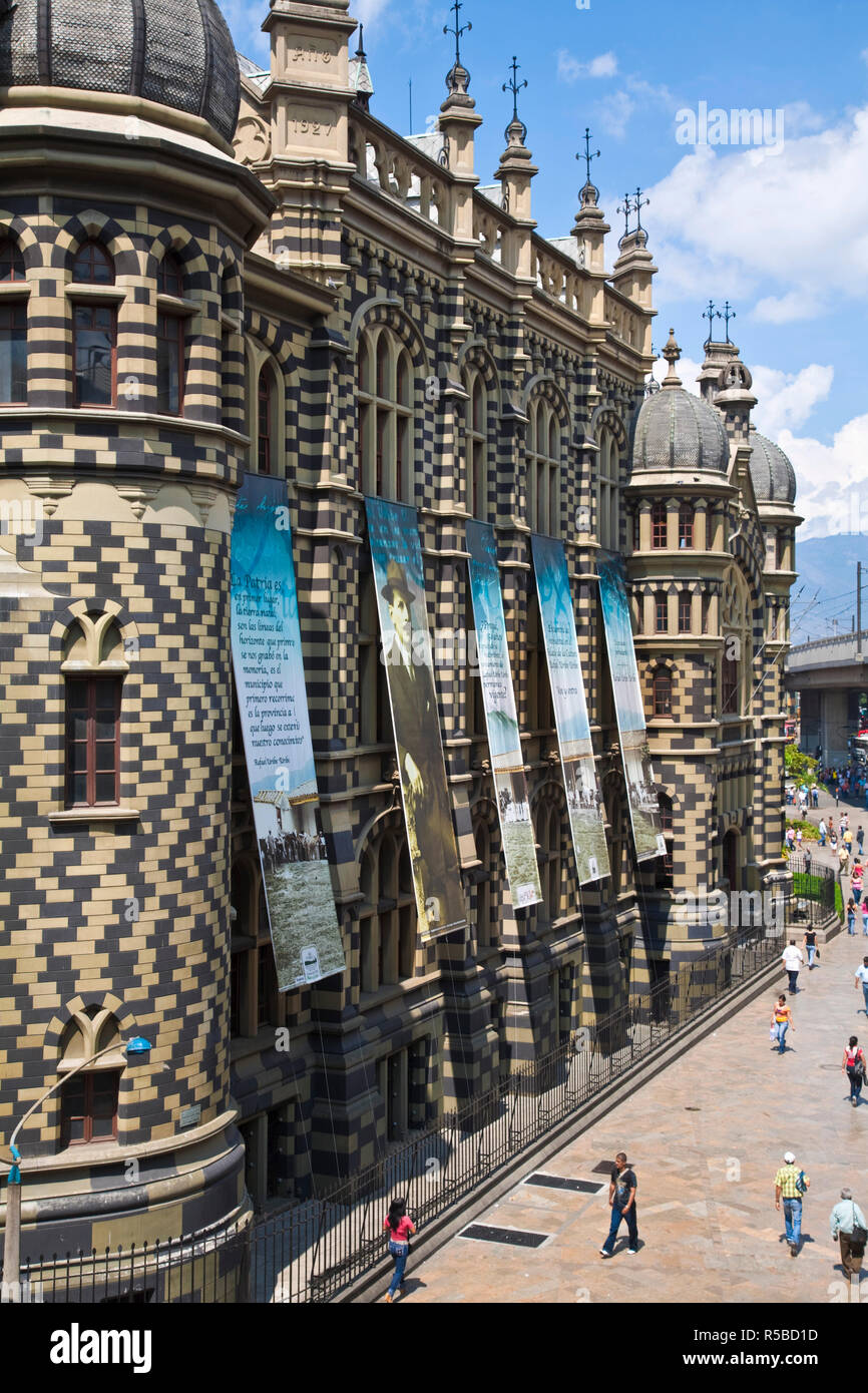 Kolumbien, Bogota, Medellin, Stadtzentrum, Park Berrio, Basillica de La Candelaria in den 1770er gebaut Stockfoto