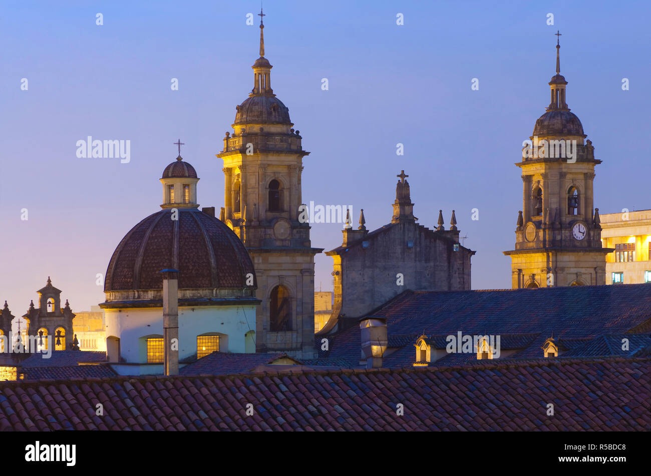 Kolumbien, Bogota, Türme der Catedral Primada, Kuppel und Glockenturm der Capilla del Sagrario, Plaza de Bolivar Stockfoto