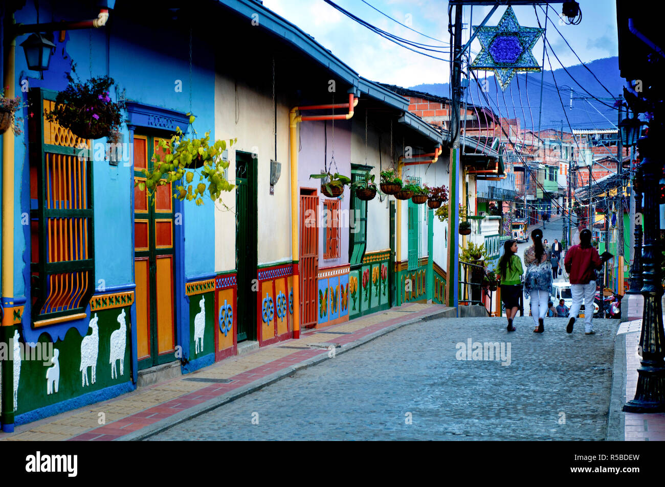 Guatape, Kolumbien, touristische Ziel außerhalb von Medellin, kleine Stadt, die für Ihre "Zocalos', die handgemachte gemalten Tafeln der Dreidimensionalen Kunst, des bunten Wänden sind bekannt Stockfoto
