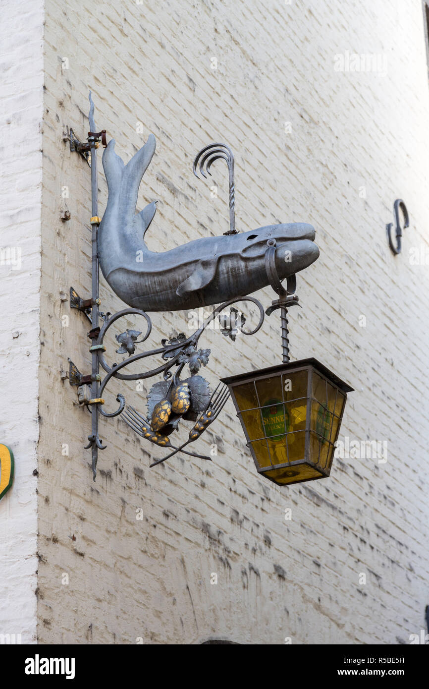 Köln, Deutschland. Restaurant Street Sign und Lampe Dekoration. Stockfoto