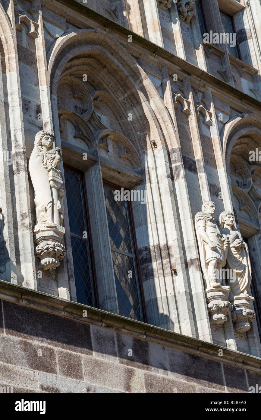 Köln, Deutschland. Statue des römischen Kaiserin Agrippina, geboren in Köln. Die Statue ist auf dem Rathaus. Stockfoto