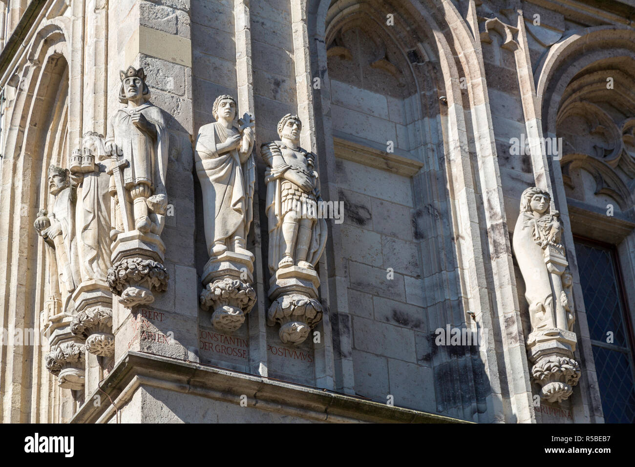 Köln, Deutschland. Statue des römischen Kaiserin Agrippina (rechts), geboren in Köln. Die Statue ist auf dem Rathaus. Stockfoto