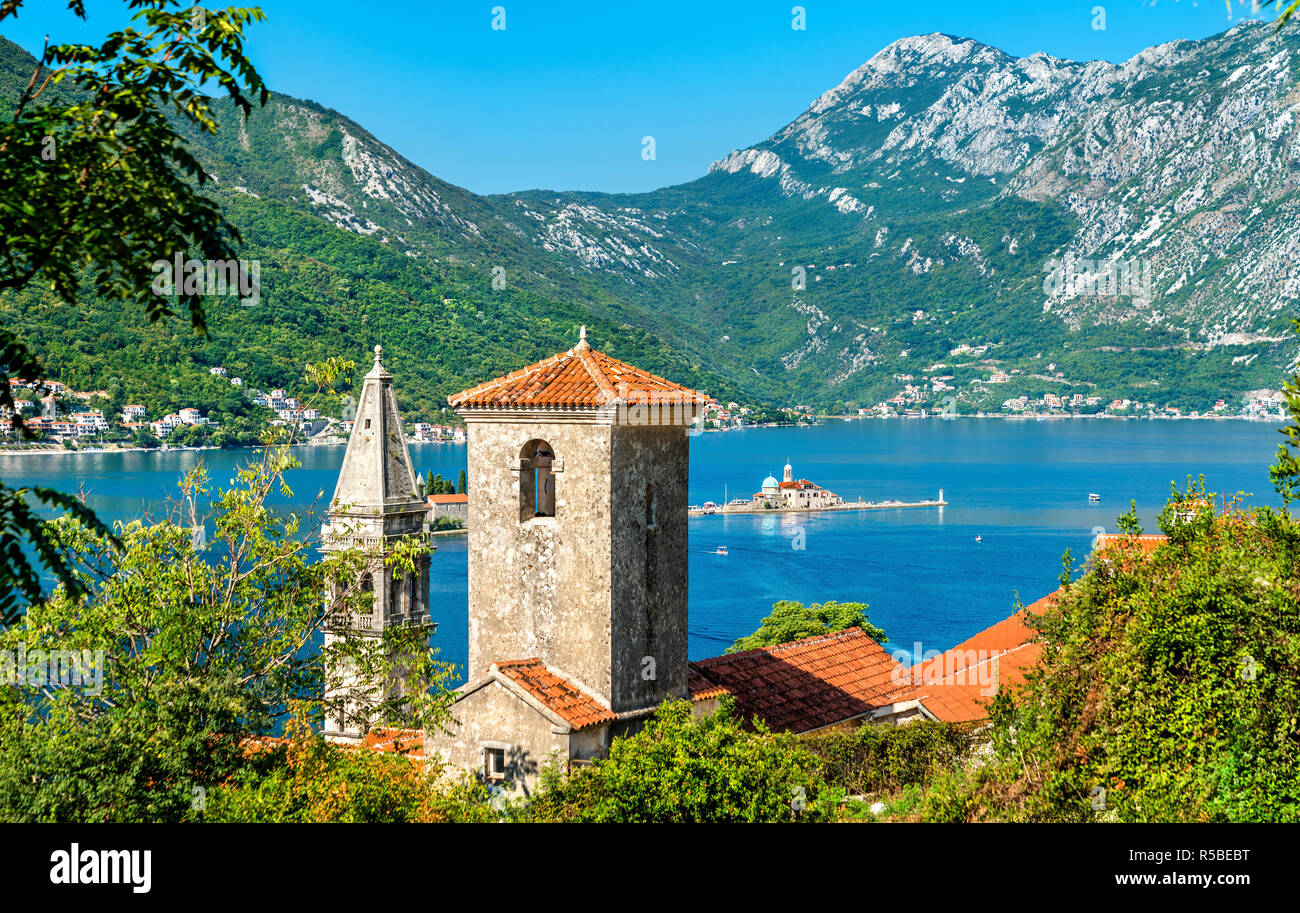 Blick auf die Bucht von Kotor mit zwei kleinen Inseln und Glockentürme in Perast, Montenegro Stockfoto