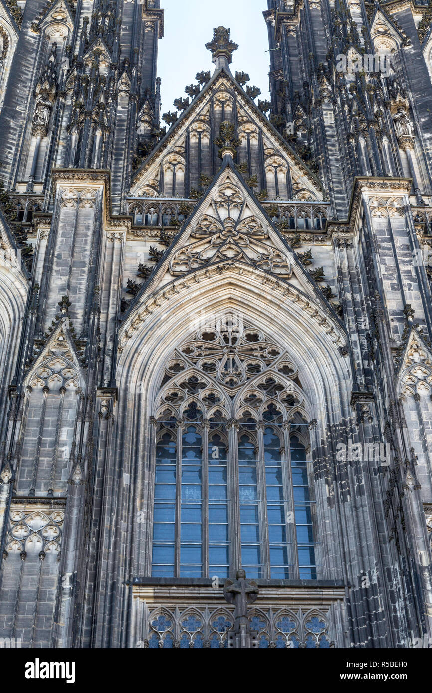 Köln, Deutschland. Fassade Details oben Eingang zum Kölner Dom. Stockfoto