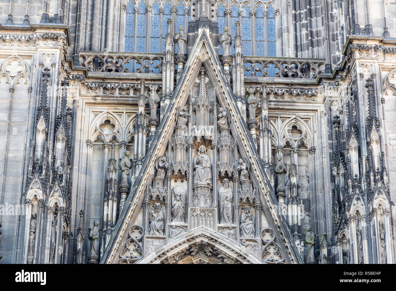 Köln, Deutschland. Fassade Details oben Eingang zum Kölner Dom. Stockfoto