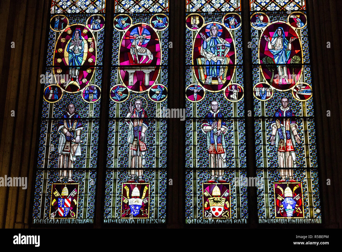 Köln, Deutschland. Glasfenster in der Kathedrale von Köln. Stockfoto