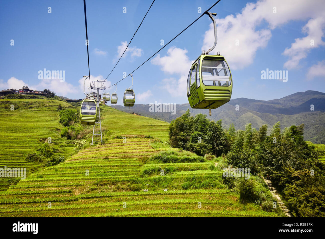 Seilbahn über den Reisterrassen Longji (Dragon's Backbone), einer der wichtigsten touristischen Attraktionen Guilin, China. Stockfoto