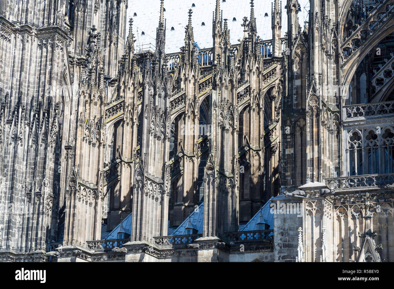 Köln, Deutschland. Dom Fassade mit Strebebögen, Südseite. Stockfoto